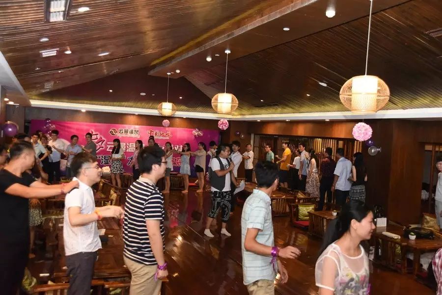 >> 正文  近日,云曼温泉携手中国红娘网举办的温泉"湿身"相亲派对