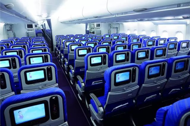 a380的经济舱,每个座位都有独立9寸的娱乐系统