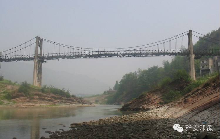 作为城市标志之一的雅安大桥(俗称彩虹桥),大桥为六跨预应力连续拱