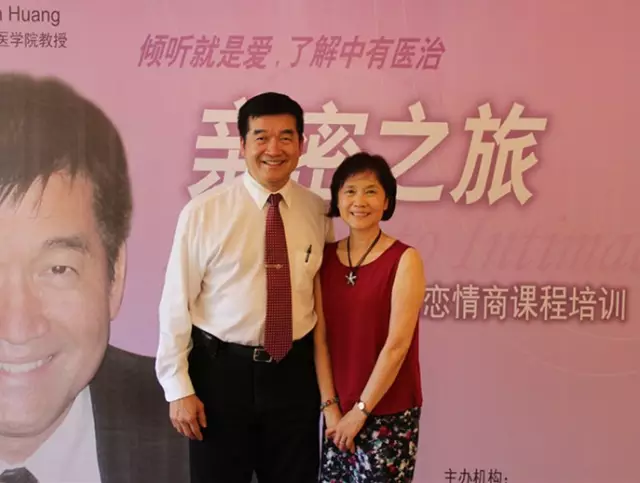 黄维仁博士荣获美国西北大学2015年度“卓越贡献奖“ 黄维仁博士荣获美国西北大学2015年度“卓越贡献奖“