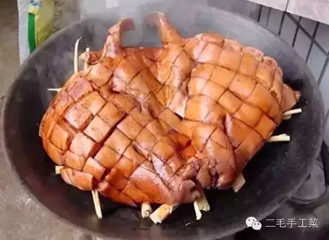 云南鹤庆县白族地区非常特别的"柳蒸猪头",其味道肥糯腴滑,鲜香味醇