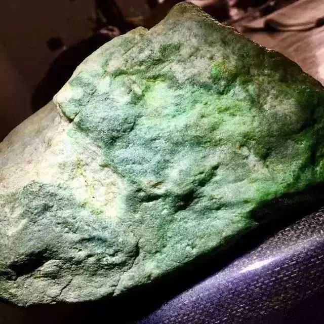 翡翠原石,不识赌石场口分辨雾层,如何购买翡翠玉石?