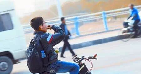 骑车大撒把，这种行为千万不能要