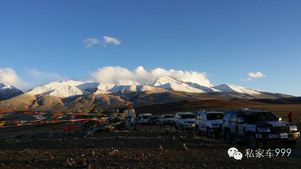 車隊行進在阿里地區