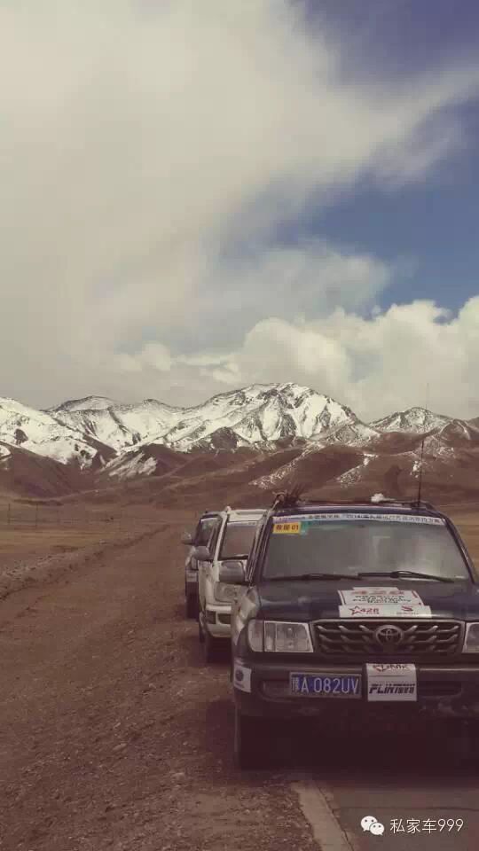 車隊行進在阿里地區