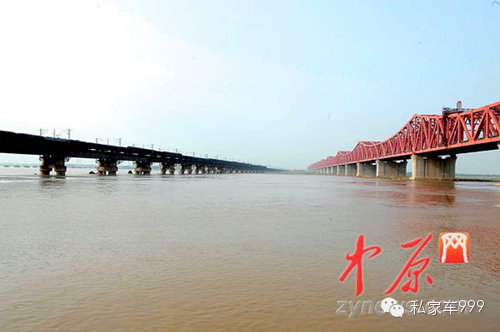 左為京廣鐵路橋，圖右為新的鐵路大橋