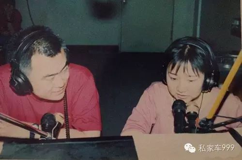 陶真姐姐跟郑渊洁20年前一起主持节目的照片