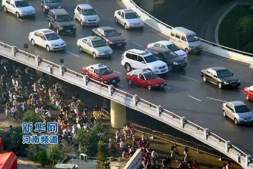 “四桥一路”人车分流上午交通状况（2007年9月摄）