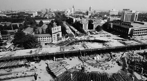 正在建设中的紫荆山立交桥（1994年9月摄）