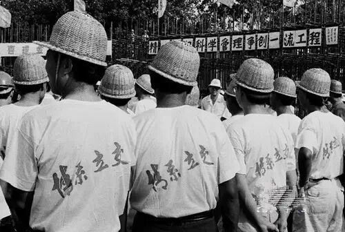 四桥一路工程的建设人员在参加誓师大会（1994年8月摄）