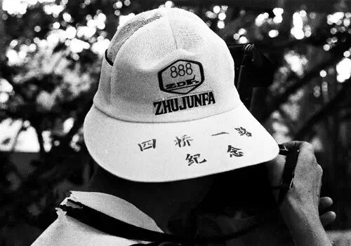 参加四桥一路的一位建设者在用相机拍照（1994年9月摄）