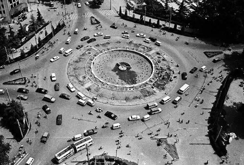 “四桥一路”建设前的紫荆山路口（1993年6月摄）