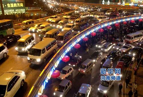 紫荆山立交桥上拥堵状况（2005年2月摄）