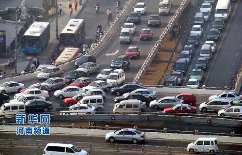 紫荆山立交桥高峰时期的拥挤状况（2007年9月摄）