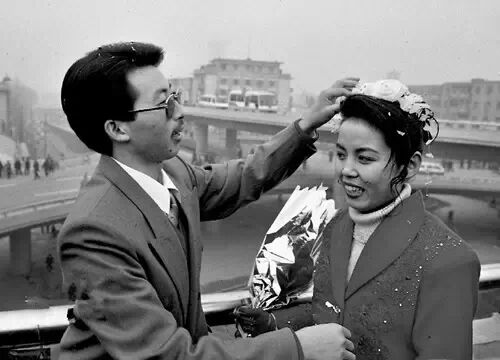 参加四桥一路建设的一对新人，在桥上举行婚礼（1994年12月30日摄）