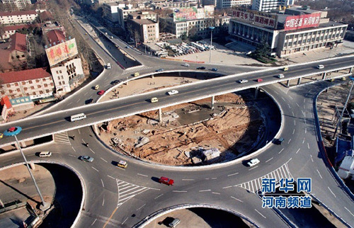 主体工程建成后桥面上车辆很少（1995年1月摄）