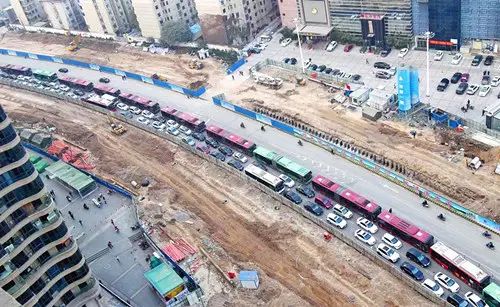 未來(lái)路南向北排隊(duì)中的壯觀BRT“火車(chē)”