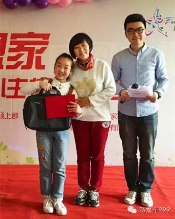 冠軍就是這位小姑娘啦！手里是獎(jiǎng)品！聯(lián)想筆記本電腦！