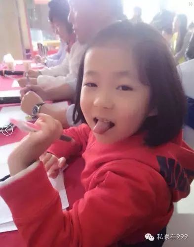 張嵩老師左邊的紅衣萌少女是誰！是她，是她~就是她~小小主播——張墨墨！