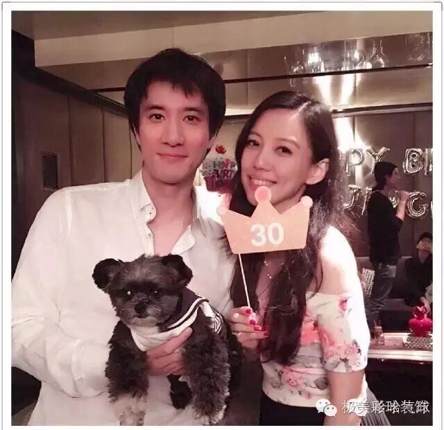 王力宏给太太李靓蕾过30岁生日,温馨的气球点缀,让人羡...