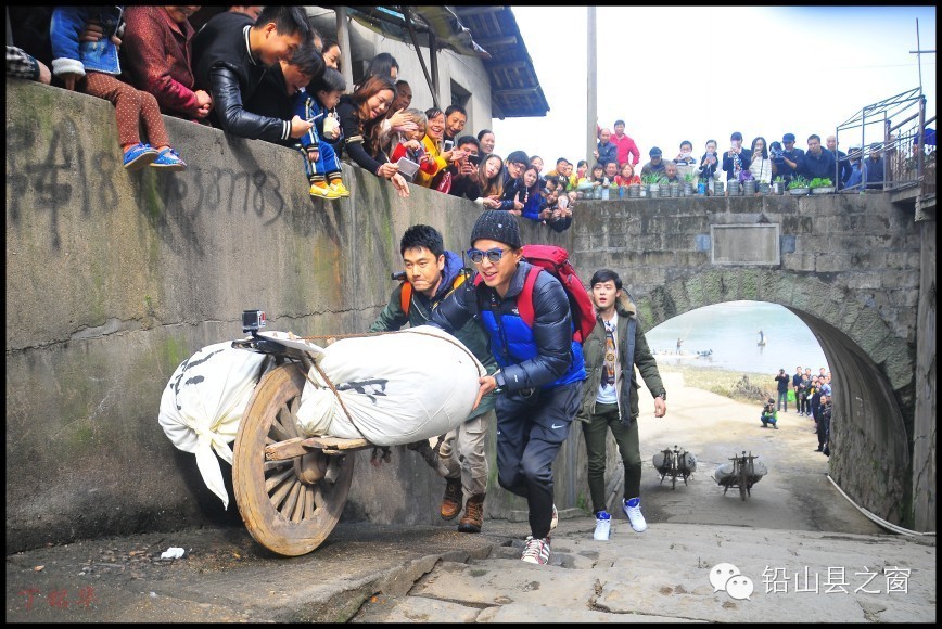 【铅山娱乐】林依轮、李威、付辛博在河口明清古街录制...