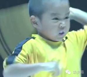 李小龙5岁的时候估计打不过他!