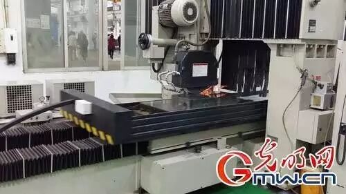图为机械生产线（光明网记者刘超/摄）