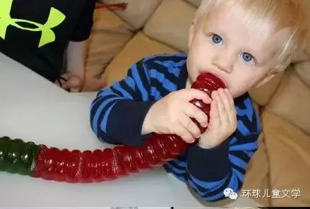 环球趣闻怎么会有这种水果糖啊,叫Giant Gummy Worm,...