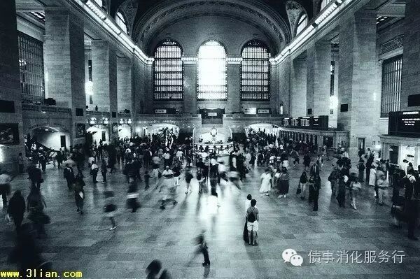 曾经一手捧红张国荣的电视台也因负债倒闭了.