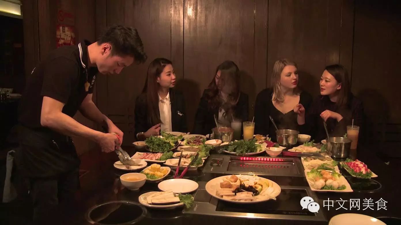 几位美女聊的开心,桌前的美食已经准备好了,你们还能坐得住吗?
