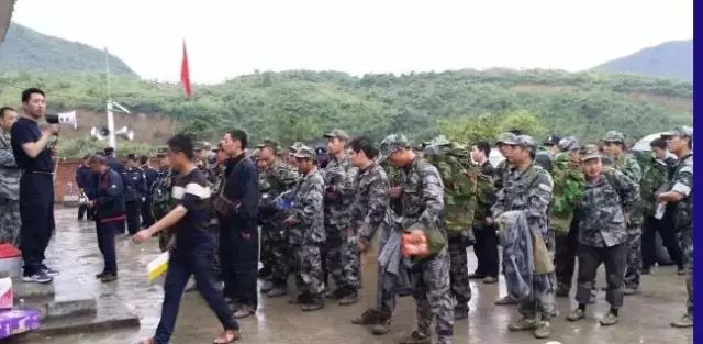 连日来,竹山,房县,十堰增派公安,武警,民兵以及案发地周边群众搜山