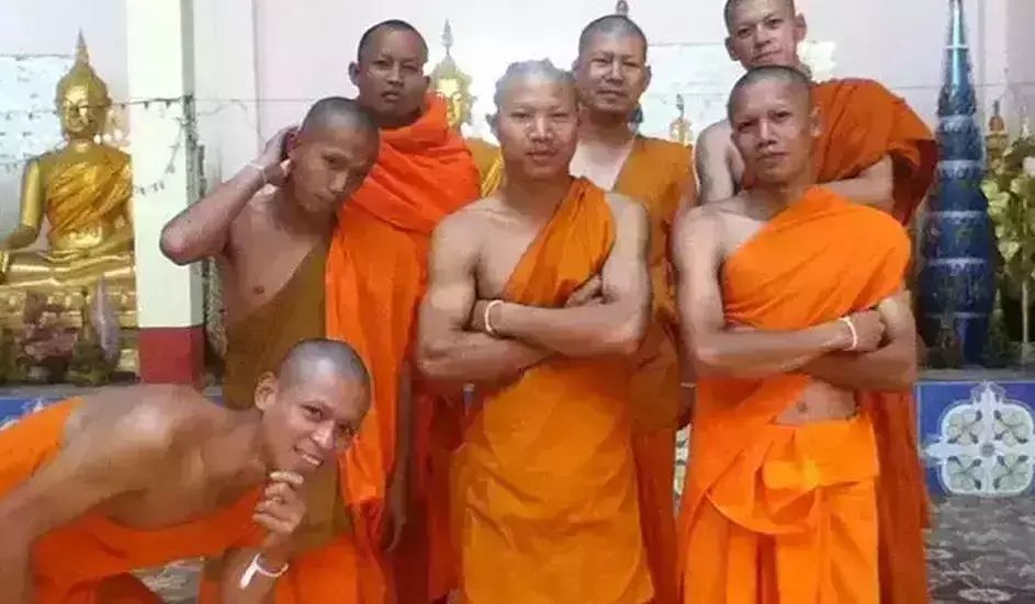 老挝版橘子哥…一个美国小哥在老挝丢了个 ipod然后被一个和尚捡到了……