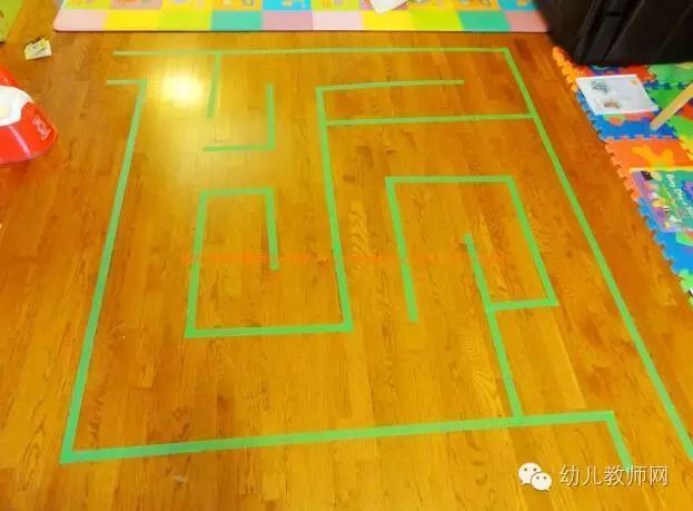 迷宫游戏:还是胶条,聪明的父母在地板上贴出迷宫,设置好出入口,考验