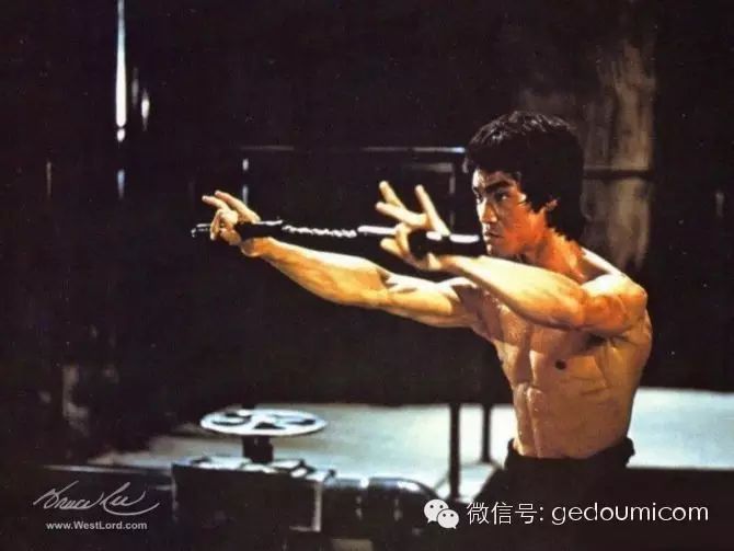 李小龙西洋弟子酷耍双截棍!