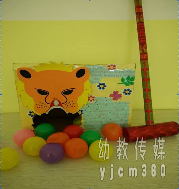 22.作品名称:《龙狮共舞》 幼儿园名称:广西河池市直属机关幼儿园 参赛老师姓名:覃艳华 作品说明: 本作品的龙主要由15个油壶和8根废旧水管组成,龙身可拆可合,能分开使用一个或几个油壶游戏,也可将其组装成一条巨龙,属于组合型教具,具有多种玩法。狮子主要由竹篮、一次性碗和杯子、玻璃绳、废旧广告旗布、果冻壳等材料制作而成。 辅助游戏材料: 1.