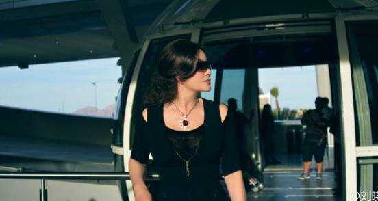 61刘晓庆大秀长腿奢华珠宝 风采依旧