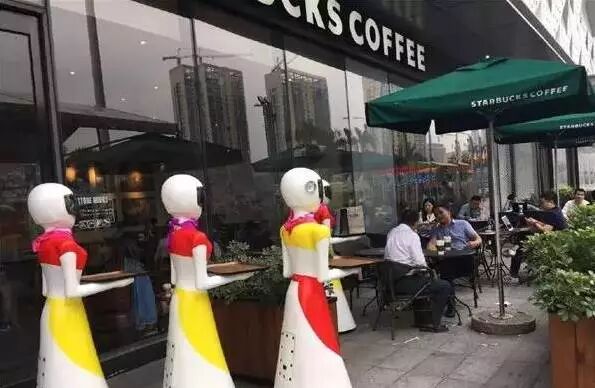 王思聪也没这待遇:土豪商场买金,8个机器人贴身服务