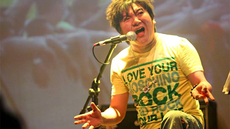 杨臣刚香港拜祭偶像黄家驹,竟在其坟头&ldquo;K歌&rdquo;?