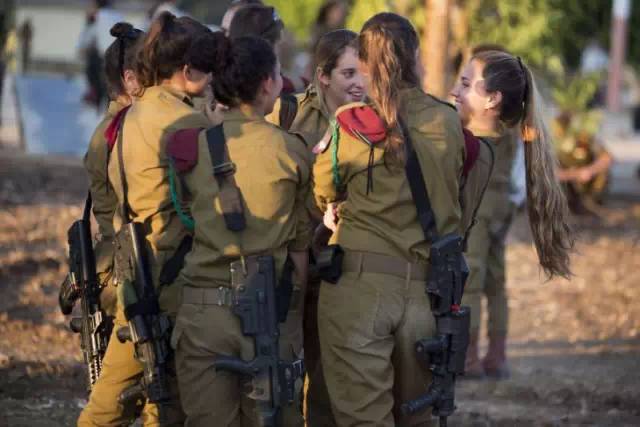 见识一下胸猛的以色列女兵