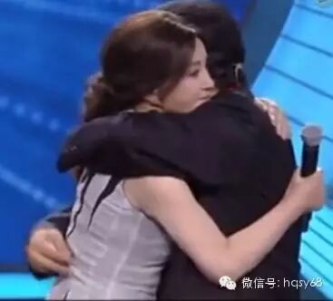 66岁刘晓庆意外遇前夫,两人相拥而泣,场面感人!