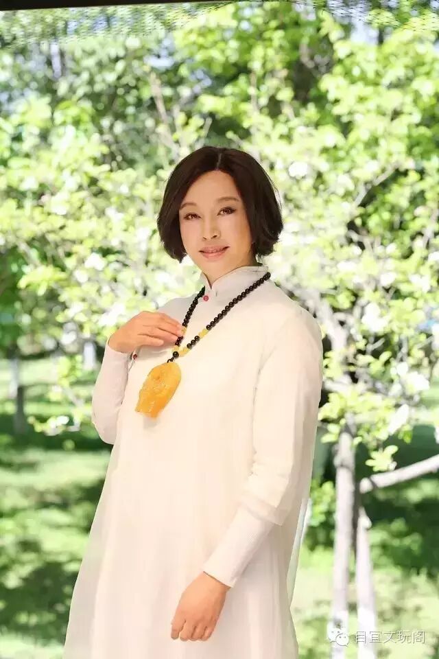 61岁 刘晓庆 晒近照,超大蜜蜡再次成功抢镜!为何她对琥...