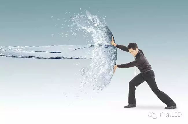 LED面板遇见OLED冲击波，谁输谁赢？