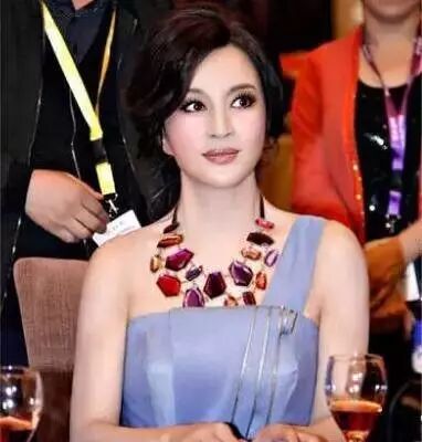 62岁赵雅芝,60岁刘晓庆,34岁范冰冰:萃雅美白系列告...