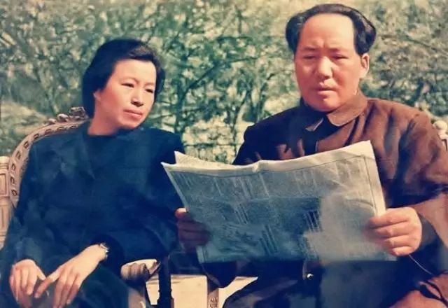 摘自《庭院深深钓鱼台:我给江青当秘书》 文丨杨银禄 尽管现在可以找到多个版本的江青传记,但长期以来,人们对这位中国曾经的第一夫人,仍然充满好奇。尤其是,对于未经历过文革的年轻一代来说,江青或许只是一个名字,她与四人帮捆绑在一起,成为了历史的罪人。 很多人对于江青在生活中是怎样一个人,其实知悉不多。这或许也是近日《庭院深深钓鱼台:我给江青当秘书》最近能够畅销的原因。 此书作者是在江青身边工作时间最长的一任秘书杨银禄。文革期间,他在江青身边担任秘书五年八个月零七天。他通过一桩桩、一件件、一幕幕