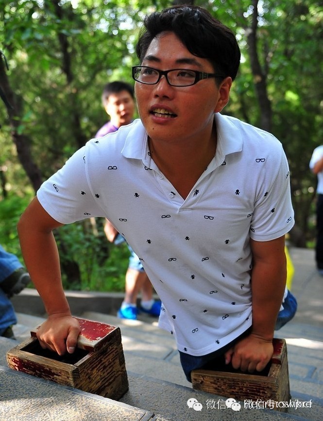 已转发两千万次的奇迹,中国最经典的励志人物,无腿流浪青年令人钦佩 - 语笑嫣然 - 闲闲颔首千娇起,嫣然一笑百媚生 已转发两千万次的奇迹,中国最经典的励志人物 - 涓涓小溪 - 深谷幽兰--涓涓小溪