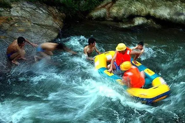 炊烟袅袅;时而水平山阔,云淡天高…城墙湾漂流河道总长十余公里,总