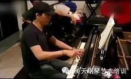 李云迪在王力宏家弹钢琴,大家都听得很陶醉~