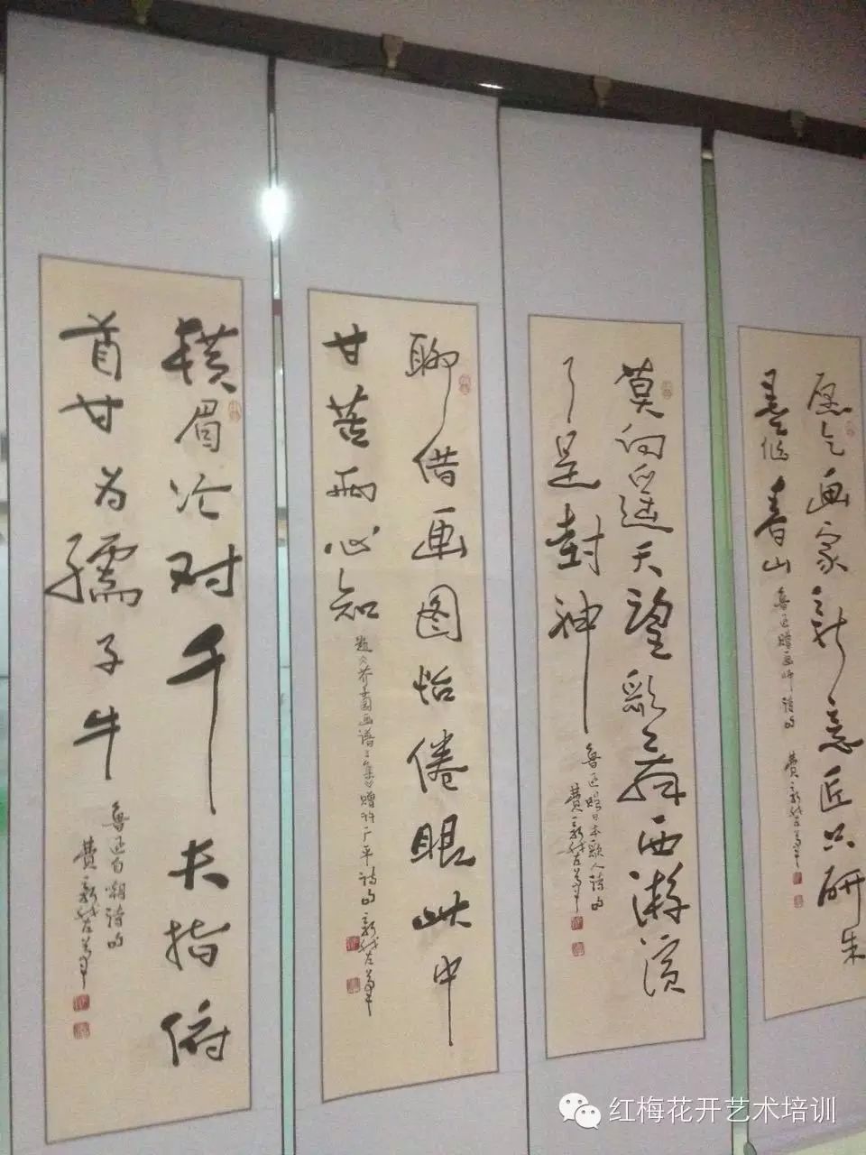 此次书画展还特邀我国著名女书书法家闫春茂先