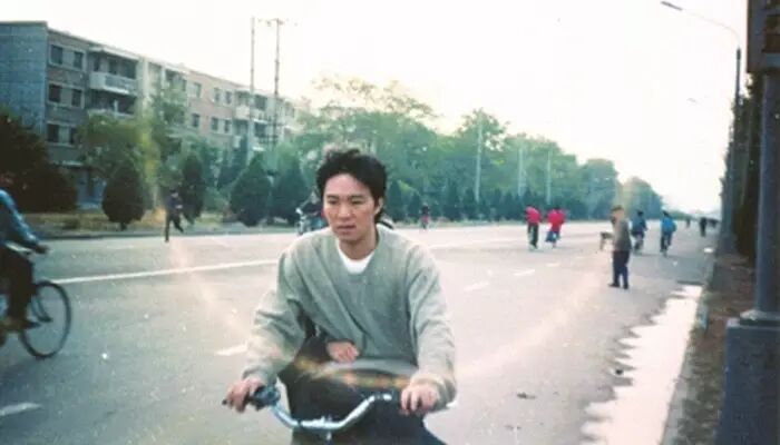 周星驰单车后的她