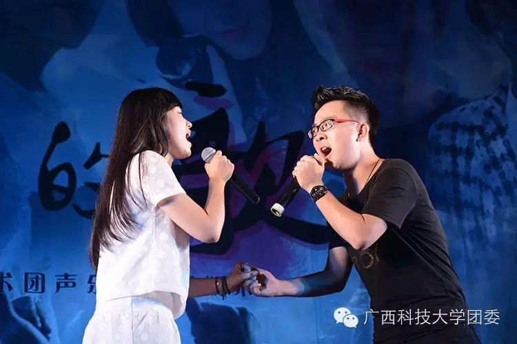 人大鹏和美女主持人盘子顺利完成毕业汇演后,声乐队指导老师谭竺雯